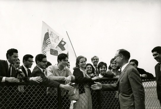 AFS President Arthur Howe, Jr. being greeted by AFS alumni after his arrival in Santiago, Chile in 1971. Foto Cerrillos Chile. Photo courtesy of the Archives of the American Field Service and AFS Intercultural Programs.